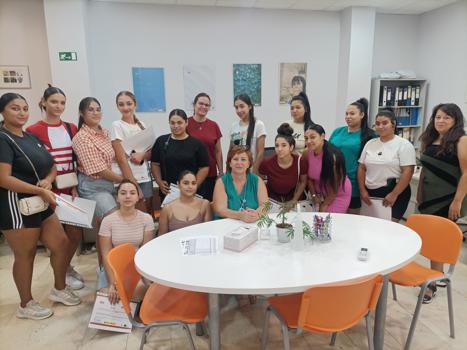 Las mujeres del programa Cal de FSG Almera reciben un taller sobre empoderamiento